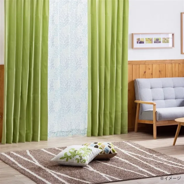 明るいライムグリーンのカーテンが印象的なリビングルーム