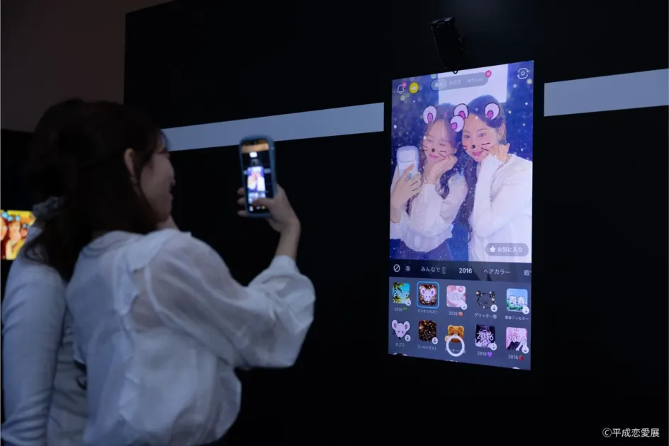 スマートフォンでプリクラ風ARフィルターを楽しむ来場者