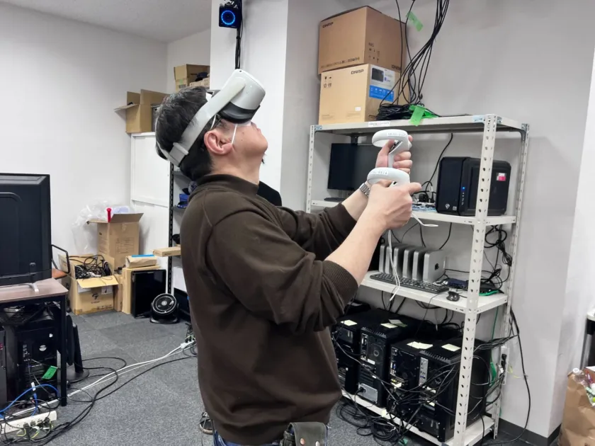 VRヘッドセットを装着してバーチャル空間を操作する男性