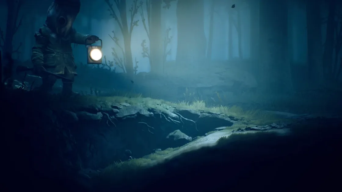 暗く霧に包まれた森の中で、袋をかぶったキャラクターが提灯を手に深い穴を照らしている