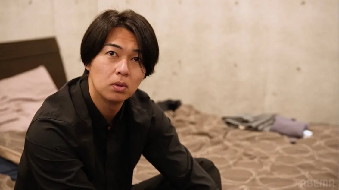 ベッドに座る男性