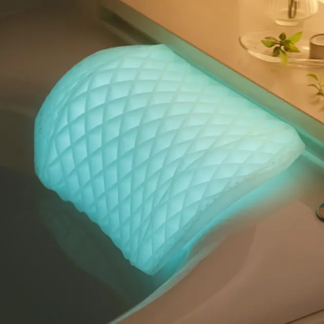 明るいターコイズブルーに発光する、ダイヤモンド柄のバスピロー