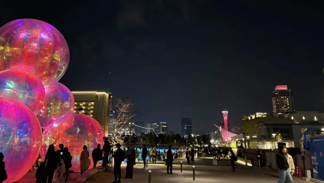 夜の屋外広場での光のイベント