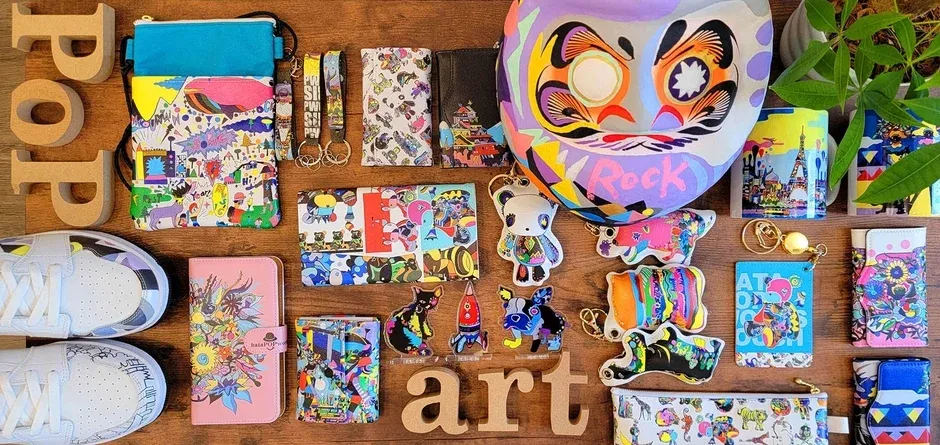 様々なポップアート柄の雑貨が並ぶポップアップショップの様子