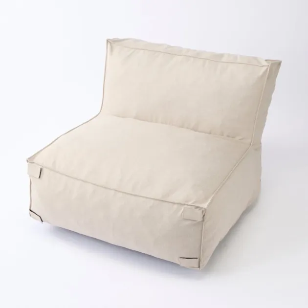 シンプルでモダンなデザインのベージュの布製ソファ