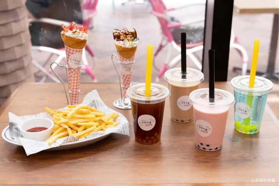 「みんなの!平成恋愛CAFE」で提供されるクレープやタピオカドリンク