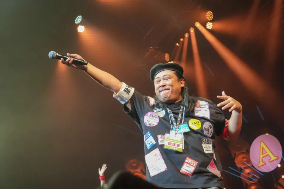 マイクを手に笑顔で歌う秋山竜次