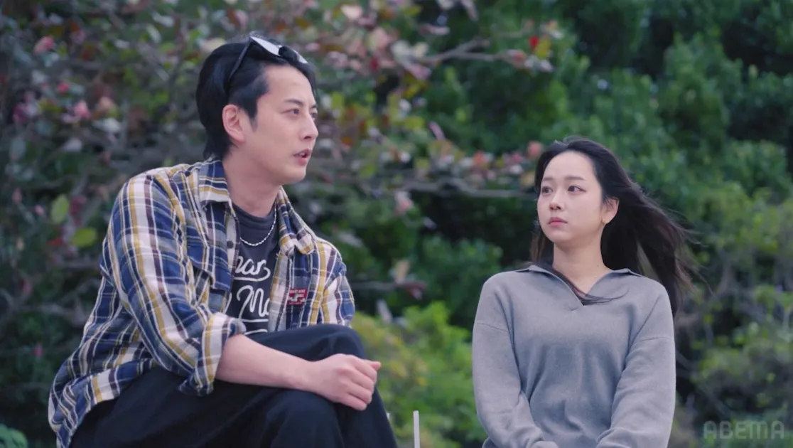 カップルが屋外で会話する様子