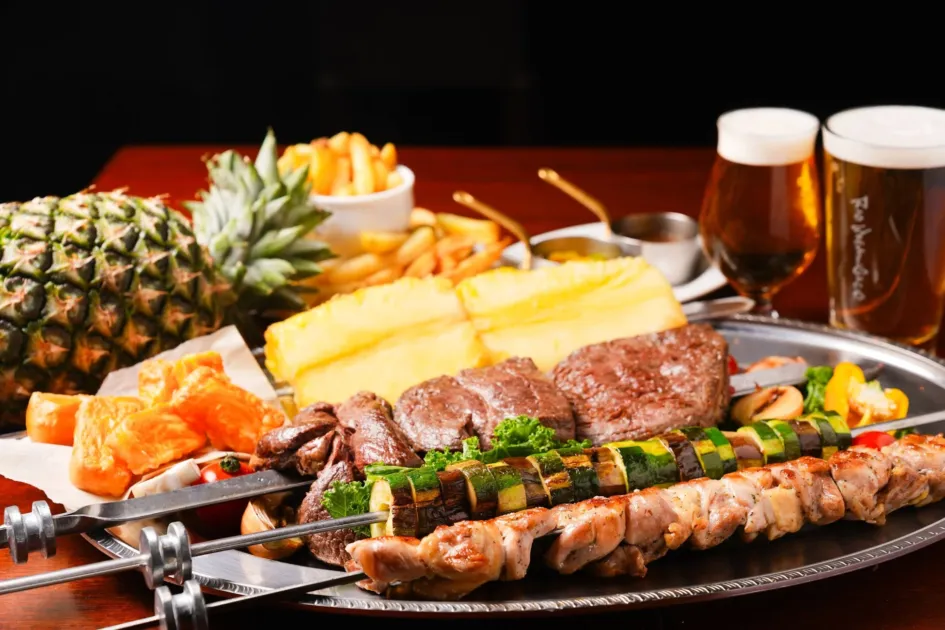 肉料理,串焼き,シュラスコ,牛肉,鶏肉,野菜串,パイナップル,フライドポテト,ビール,グリル,バーベキュー,食事,宴会