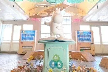 ムーミンの像とカラフルな傘の装飾