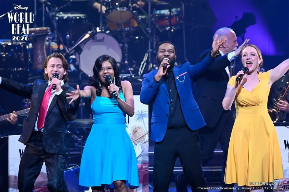 4人の歌手がステージで歌唱しているライブパフォーマンス