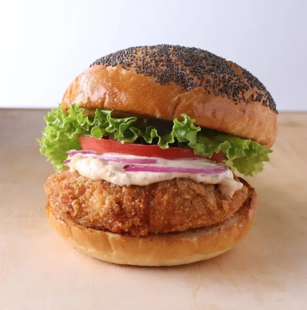 ハンバーガー,バーガー,フライドパティ,レタス,トマト,赤玉ねぎ,ソース,ポピーシード,バンズ,食べ物,料理,グルメ,ファストフード,揚げ物,食欲をそそる