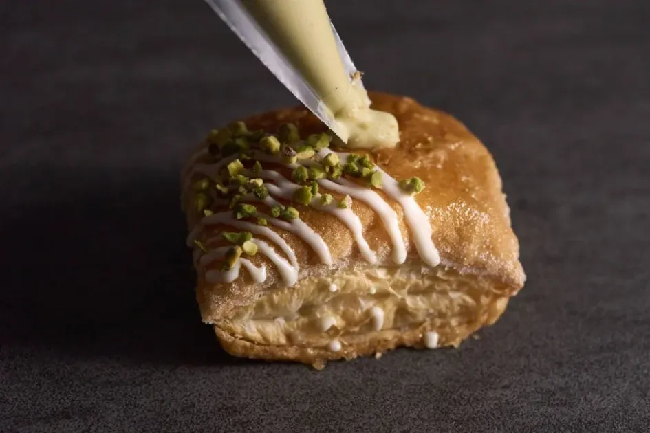 クリームが絞られたパイ