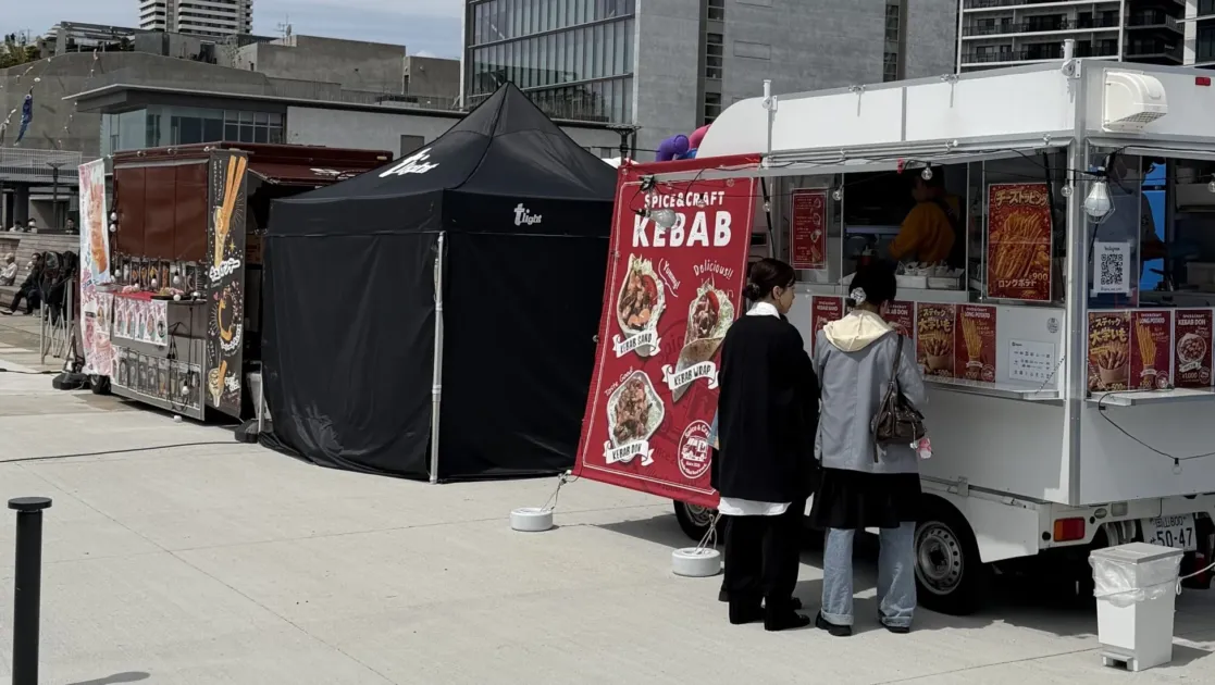 ケバブやロングポテトなどを販売するフードトラック