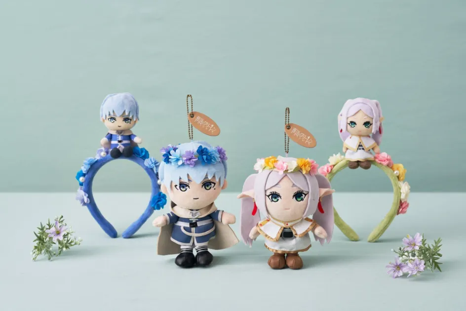 人気アニメ「葬送のフリーレン」のフリーレンとヒンメルのぬいぐるみとミニぬいぐるみが、花冠やカチューシャと共に飾られています。優しい色合いで統一された可愛らしい商品写真です。