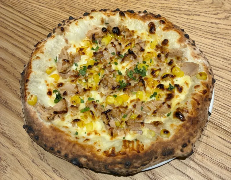 ピザ,ツナ,コーン,チーズ,イタリアン,料理,食事,美食,焼きたて,木目,パセリ