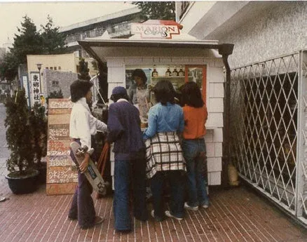 若き日の創業者がクレープ販売を始めた頃の様子