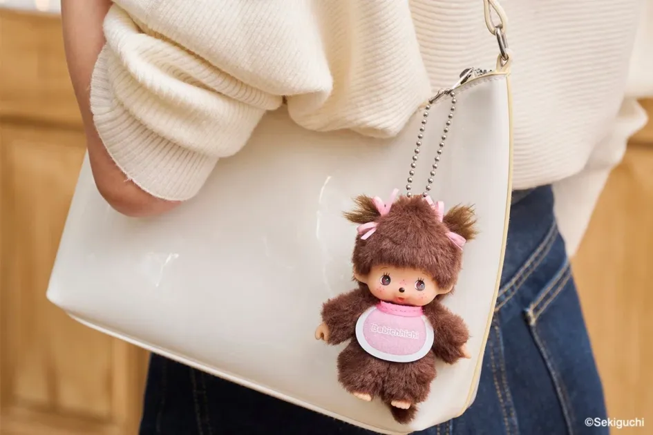 白いバッグに取り付けられたベビチッチのキーチェーン
