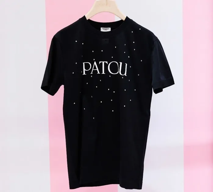 Patouロゴ入り黒Tシャツ