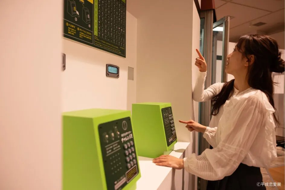 ポケベルの文字入力体験をする来場者