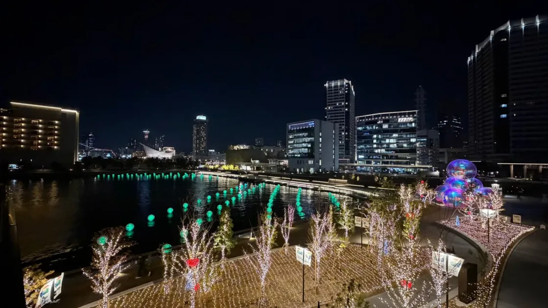 水辺に広がる夜景イルミネーション