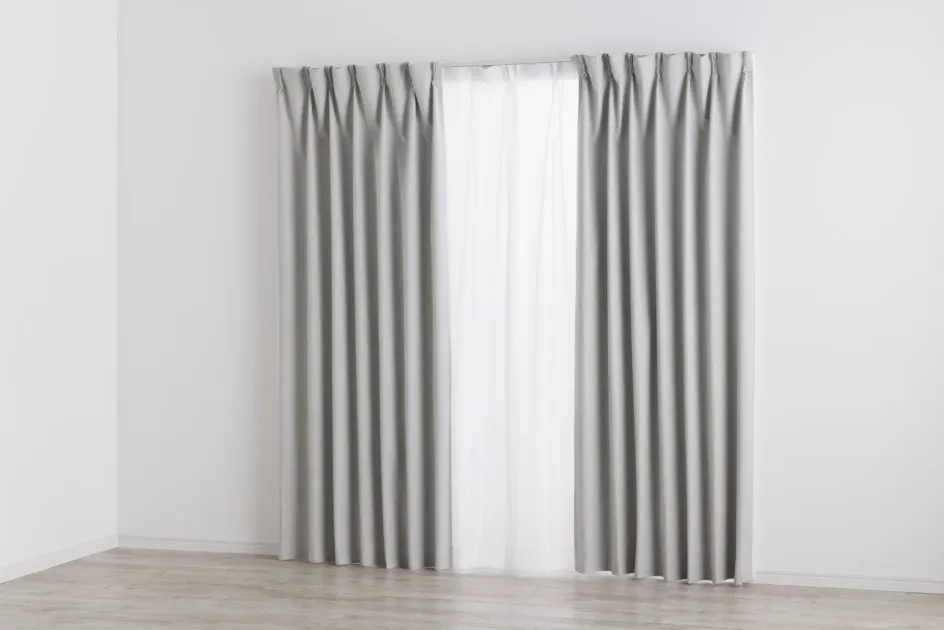 ライトグレーの遮光カーテンと白いレースカーテンの組み合わせ