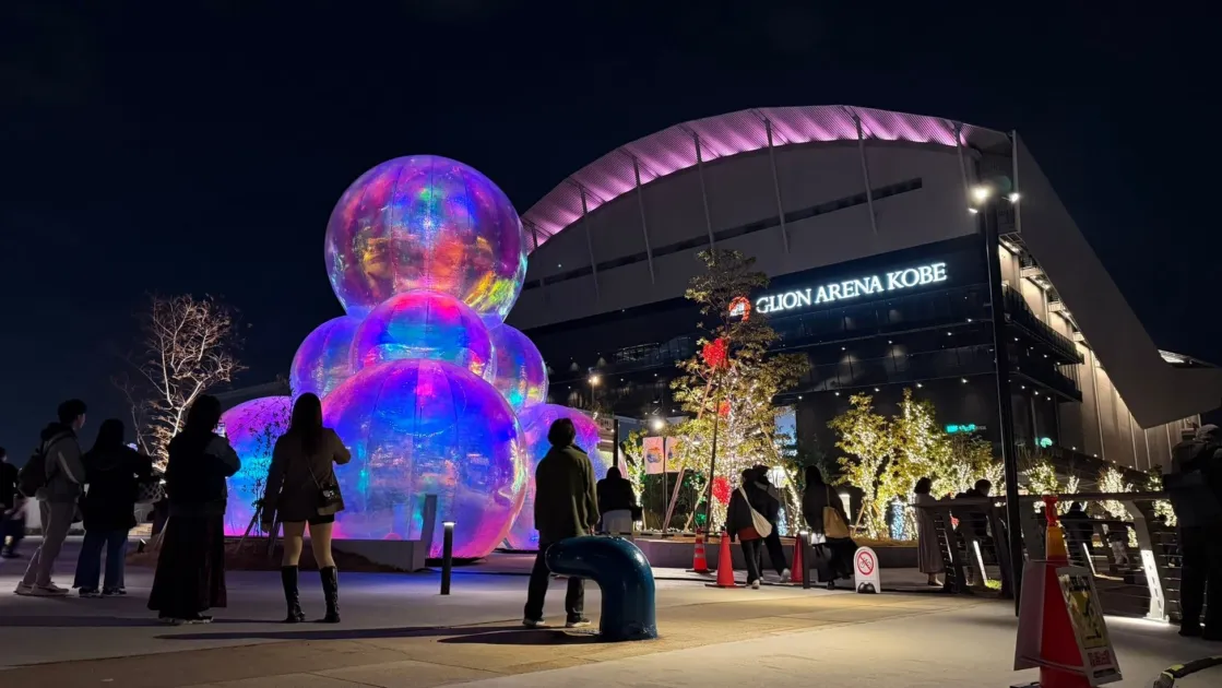 GLION ARENA KOBE前の光る球体オブジェとイルミネーション