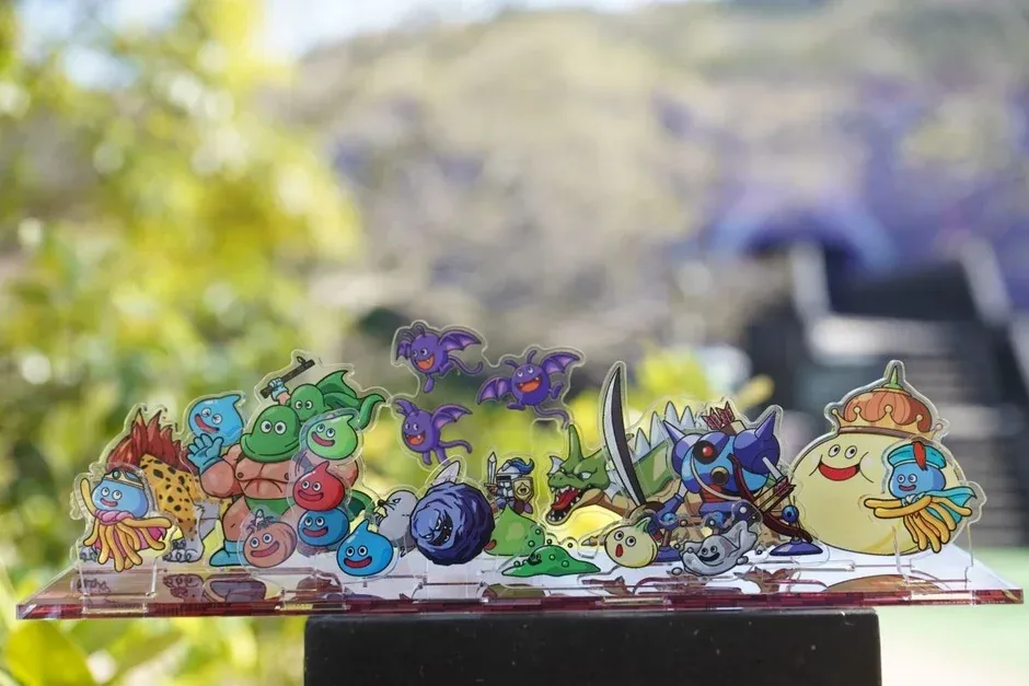 ドラゴンクエストシリーズの様々なモンスターたちがデザインされたアクリルスタンド