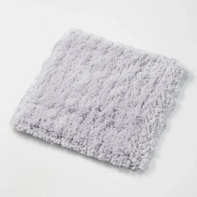 毛足の長い灰色でふわふわとした質感のマット