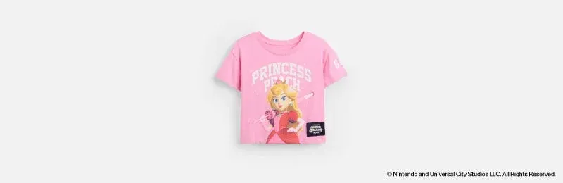 ピンク色のTシャツにプリンセスピーチが大きく描かれている