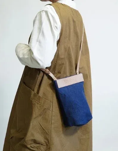 ファッション,カジュアル,女性,後ろ姿,ワンピース,エプロンドレス,サコッシュ,ショルダーバッグ,ナチュラルスタイル,ブラウン,ネイビー,白,春コーデ,秋コーデ