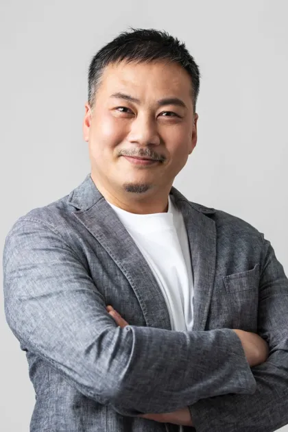 笑顔でカメラを見つめるアジア人男性