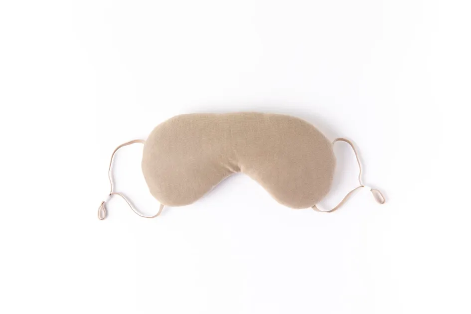 ベージュ色のアイマスク