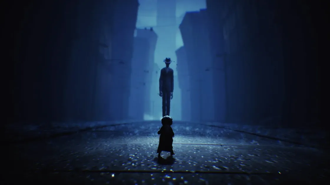 暗い青色の世界で、小さな少年が路地のような場所で巨大な影のような人物と対峙している