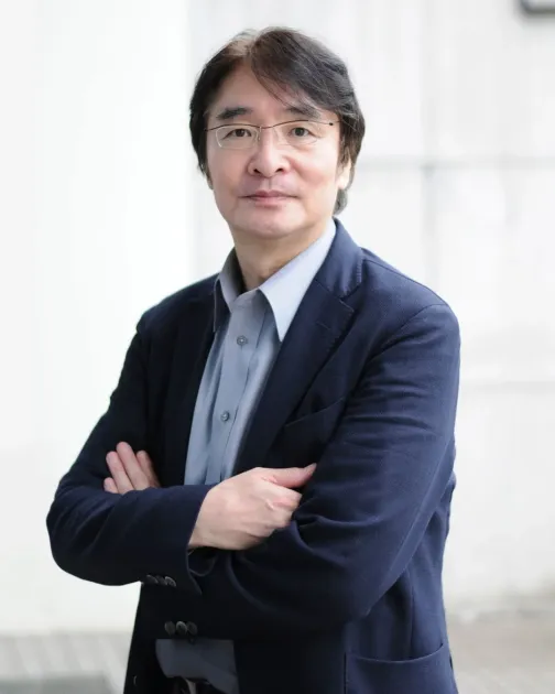 眼鏡をかけた中高年のアジア人男性