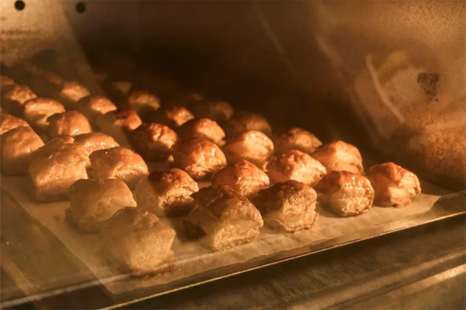 オーブンで焼かれるパイ