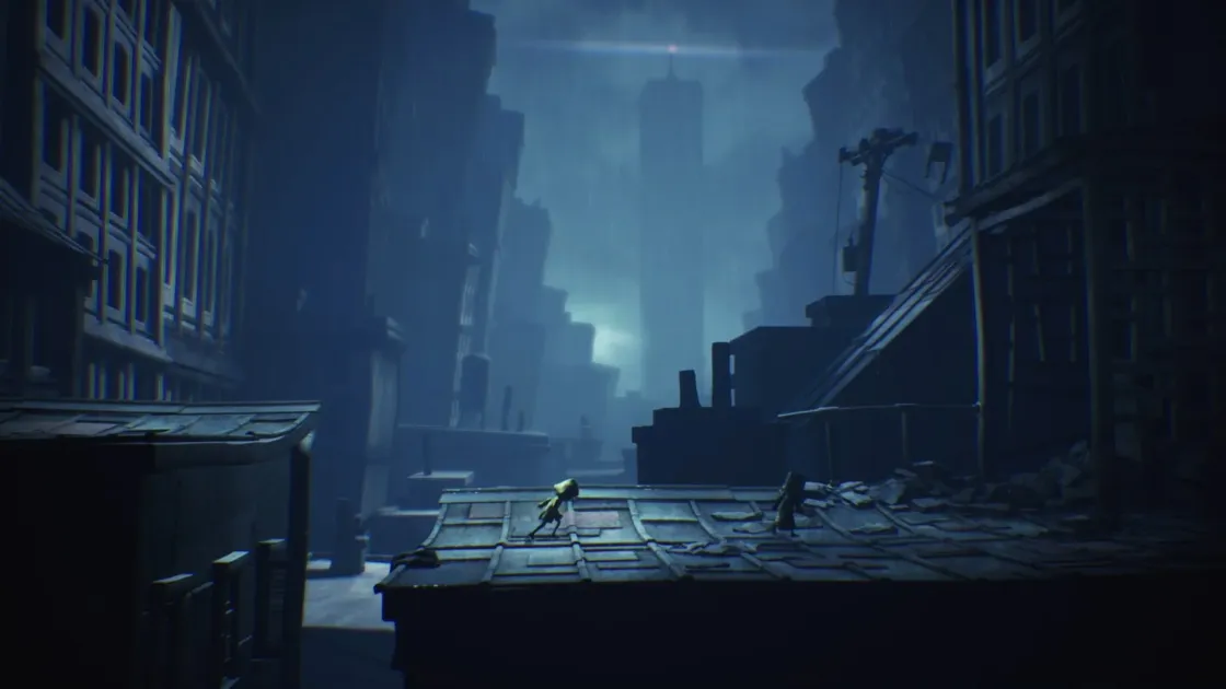 霧に包まれた薄暗い都市の風景が広がり、屋根の上を歩く2人の小さなキャラクター