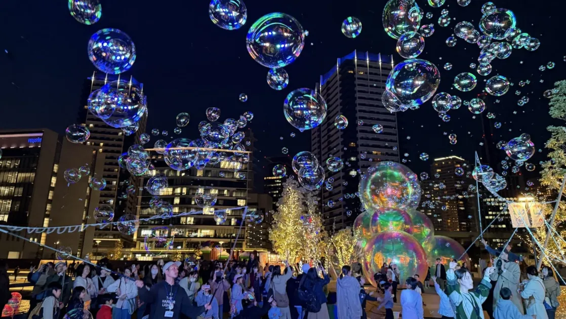 夜景とシャボン玉が舞い上がるイベントの様子