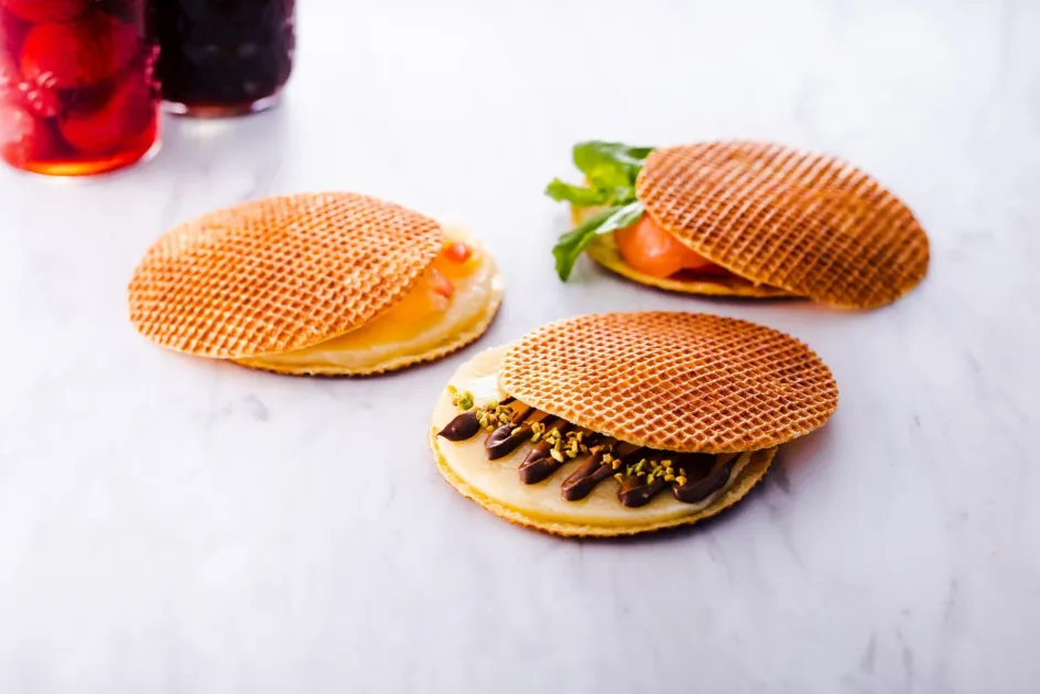 ワッフル,ストループワッフル,デザート,スイーツ,食事,おやつ,チョコレート,ピスタチオ,サーモン,サラダ,大理石,食べ物,グルメ,カフェ,軽食