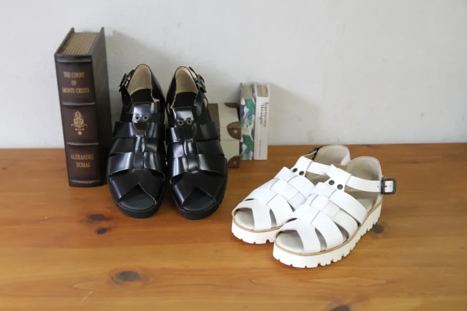 サンダル,グルカサンダル,厚底サンダル,黒,白,靴,本,木製テーブル,ファッション,シューズ,静物