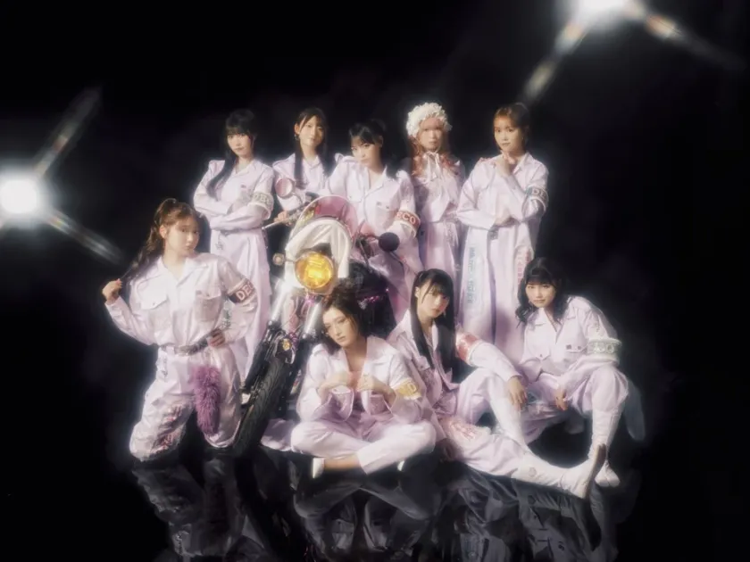 アイドル集合写真、オートバイ