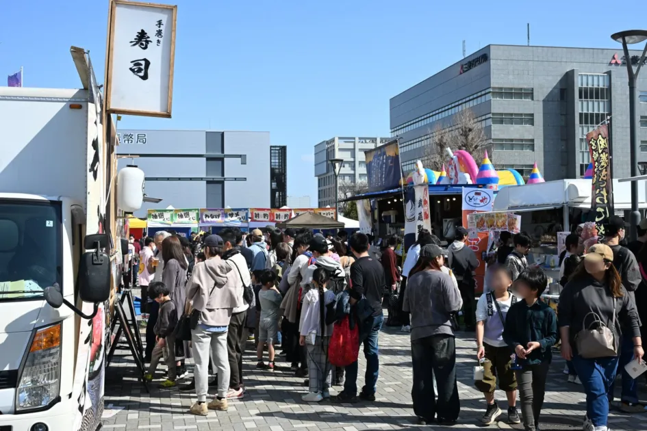 フードトラックや屋台が並ぶイベント会場