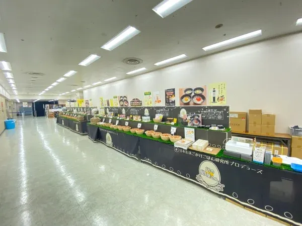 様々な卵や関連商品が展示・販売されるブース
