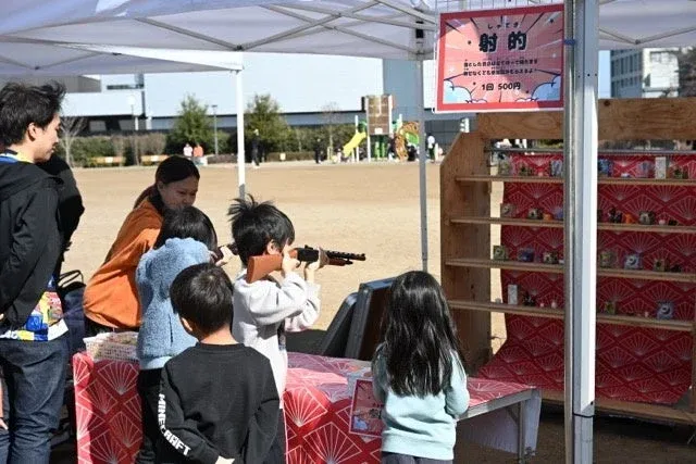 射的を楽しむ子どもたち