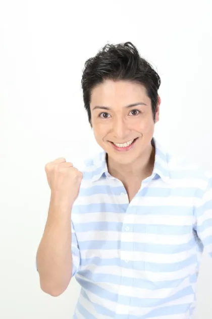 笑顔でガッツポーズをする男性