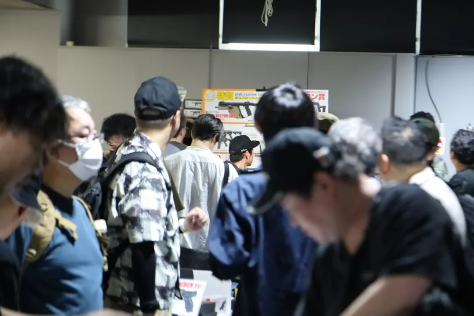 エアガン展示会の人混み