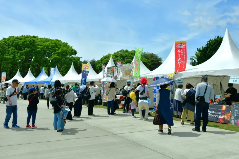 地元グルメや特産品が並ぶ