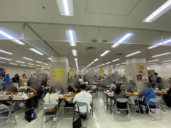 多くの人々が食事をするイベント会場の様子