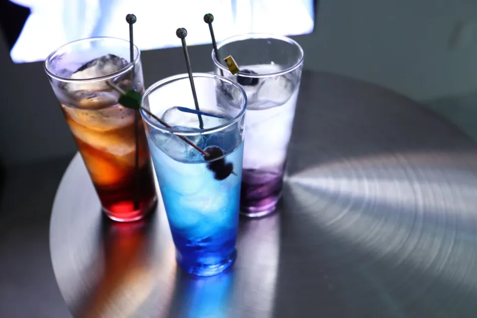 カクテル,ドリンク,アルコール,カラフル,氷,グラス,バー,夜,パーティー,テーブル,チェリー