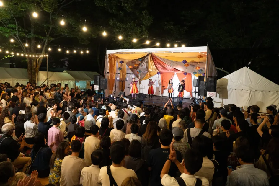 夜の屋外音楽イベントの様子